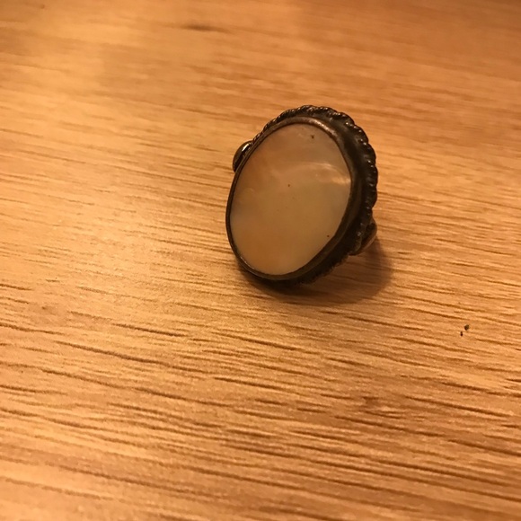 Vintage Mother Of Pearl Oval 1960’s Pearlescent Ring - Picture 5 of 15